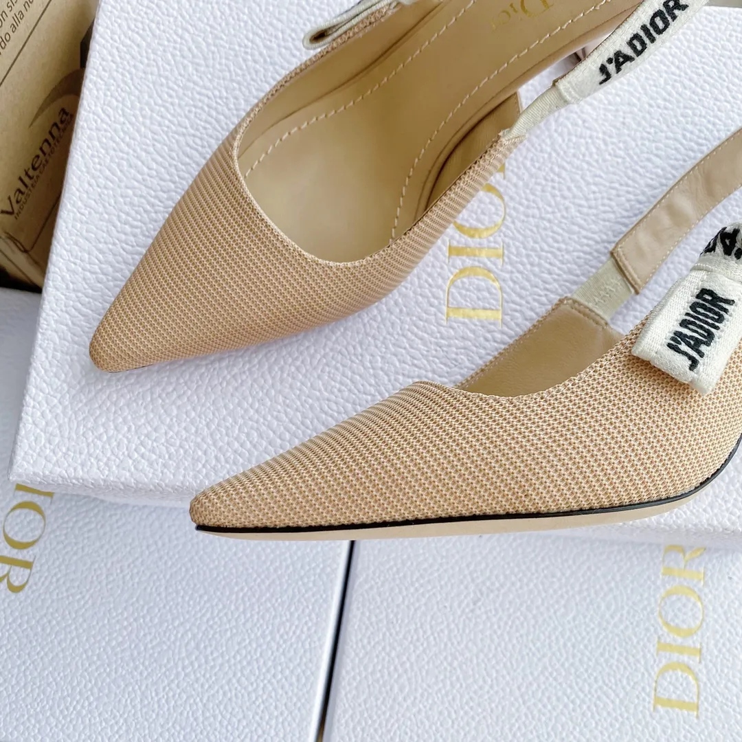 👟👟Ex-factory price 440👟👟 Developed one-to-one from the original version, 👠👠✨ ✨Dior’s popular sandals are new🔥 🔥 The same style as the most popular internet celebrities and celebrities of the year💁 💁. Imported fabric, lining and feet are made of calfskin lining🐑. Original molded heel, heel height 10Cm 6.5cm💘 Original molded metal outsole with five-pointed star LOGO mark✨. Original bow, 💅 Italian leather outsole. 👄💋 Full set of packaging (bags, cards, invoices, one-to-one wrapping paper) 34 40 41 customized